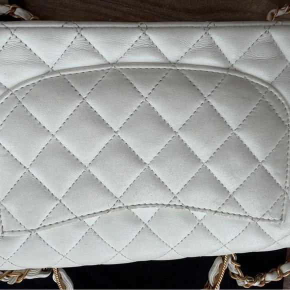 CHANEL Quilted White Shoulder Bag with Gold Hardware - Picture 5 of 16